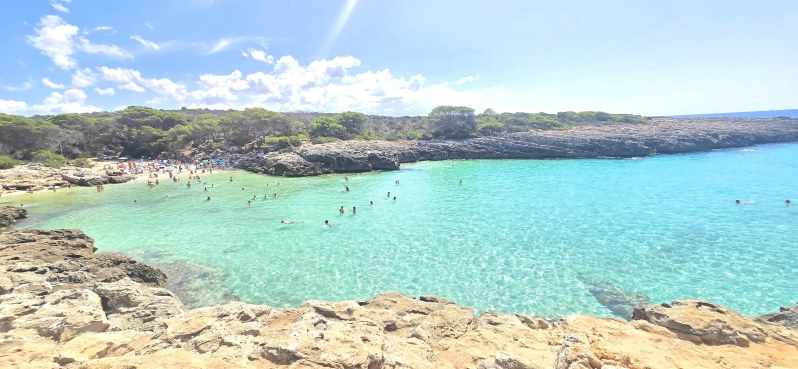 Cala des Talaier con gente bañandose