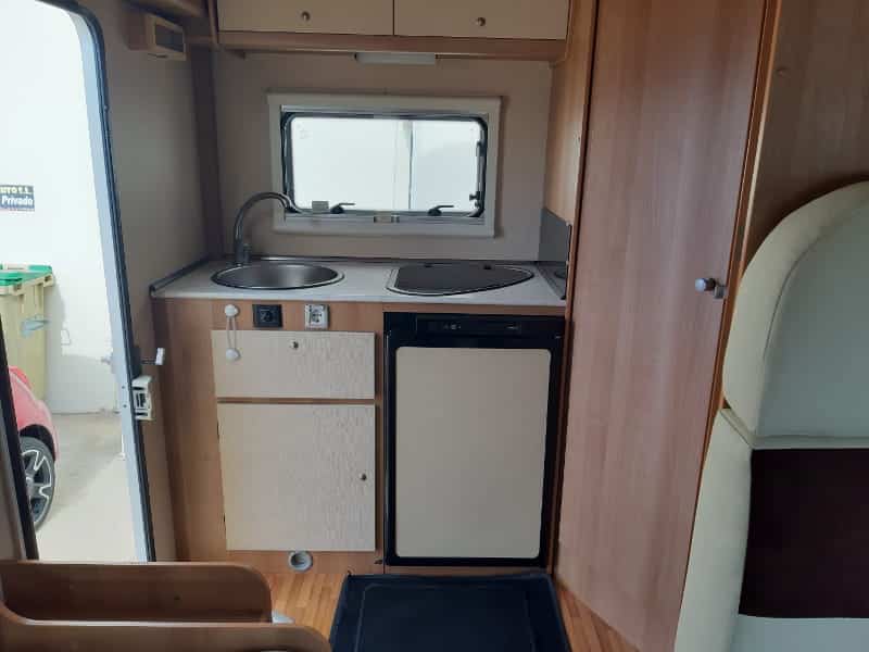 Menorca en autocaravana cocina