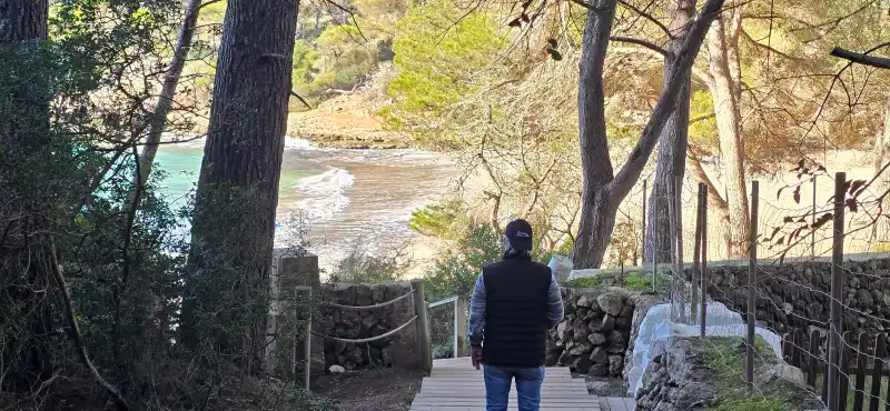 Muestra aun persona en la escalera para bajar a la Cala Macarella