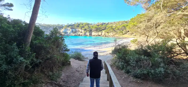 Muestra aun persona en la escalera para bajar a la Cala Macarella