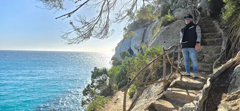 Muestra aun persona en la escalera para bajar a la Cala Macarella