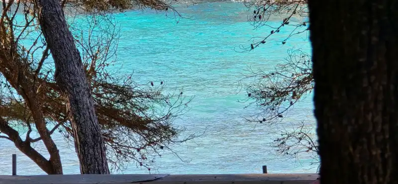 Muestra el mar de color turquesa de la playa Macarella