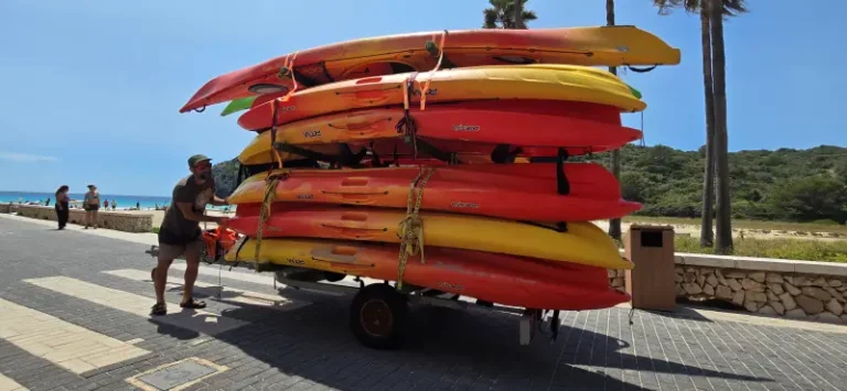 muestra canoas para hacer kayak Cala en Porter Menorca