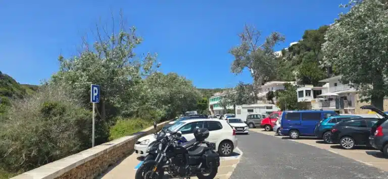 Muestra el parking de Cala en Porter Menorca