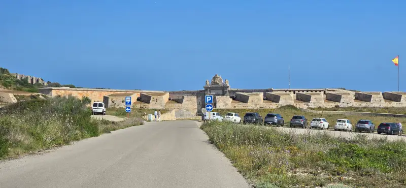 Vista desde la carretera del aparcamiento de la Fortaleza de la Mola en Menorca