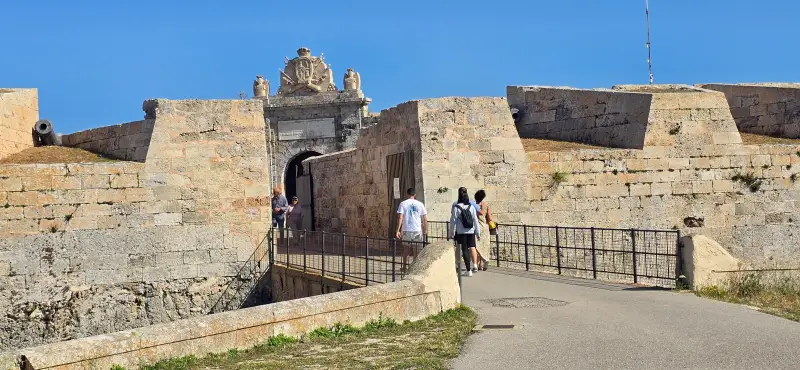 Fortaleza de la Mola desde el exterior