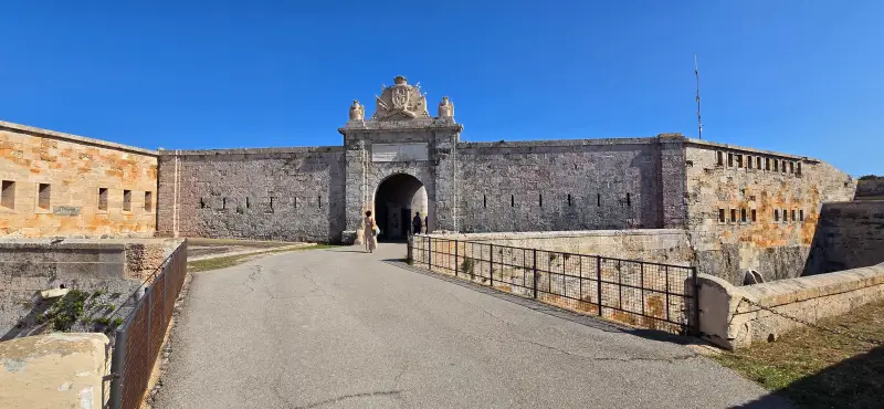 Fortaleza de la Mola desde el exterior