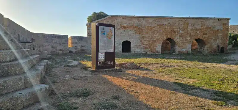 Interior de la Fortaleza Isabel II donde se ve un panel de información