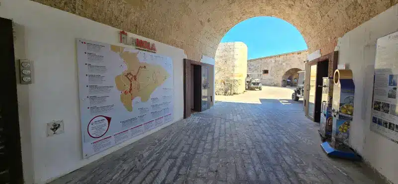 Muestra el panel de información de la fortaleza de la Mola