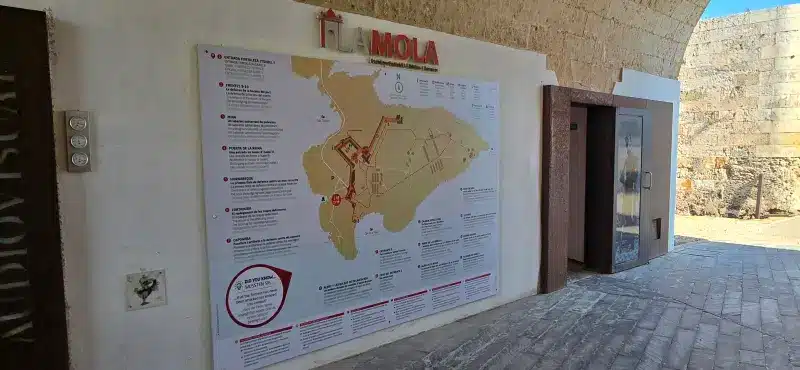 Muestra el panel de información de la fortaleza de la Mola