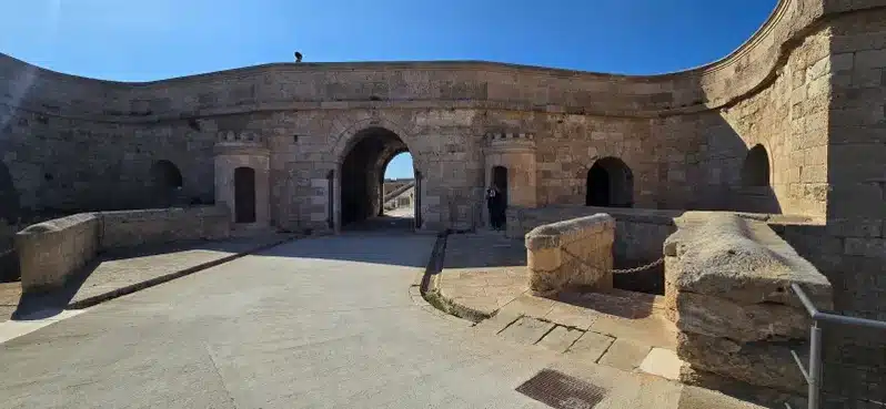 Muestra un acceso interior de la Fortaleza de la Mola