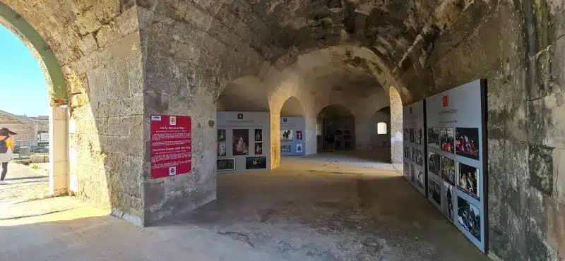 Paneles de información de la fortaleza de la mola