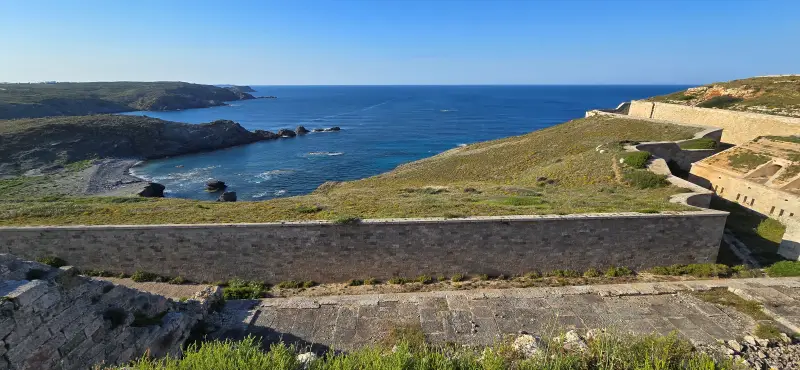 Carretera y muro exterior de la fortaleza de La Mola