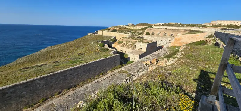 Acceso de piedra a la fortaleza de La Mola