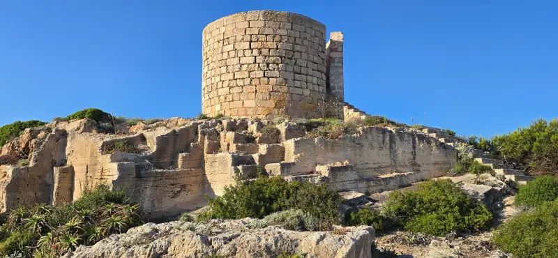 Torre de de la fortaleza de La Mola vista desde fuera