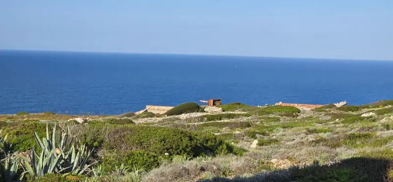 Vista panoramica desde la Fortaleza de la Mola del mar y de un cañon a lo lejos.