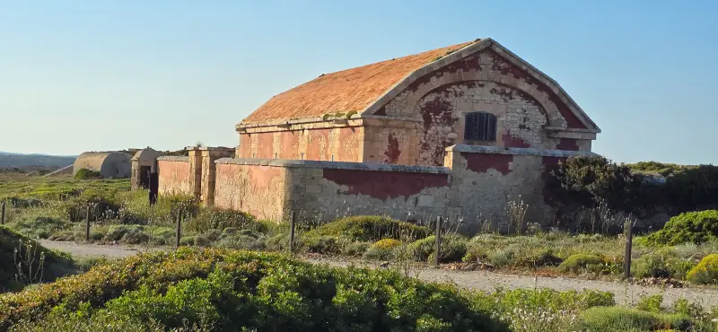 Edificio exterior de la fortaleza de La Mola