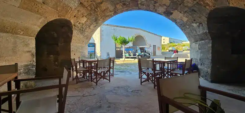 Mesa y sillas en la parte interior de la de la fortaleza de La Mola