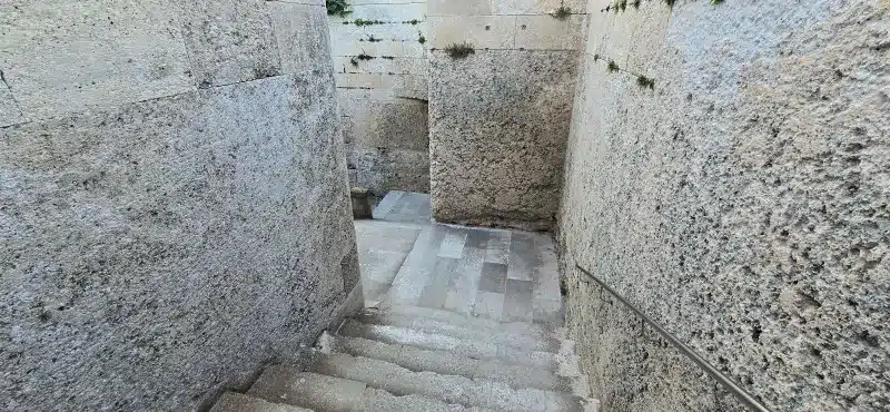 Escaleras de piedra de la Fortaleza de La Mola