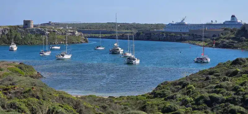 Vista al bar y a barcos en La Mola
