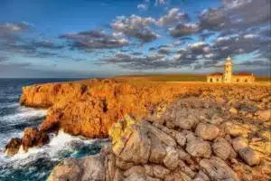 Foto del precioso faro de punta nati situado en la costa de Ciudadela.