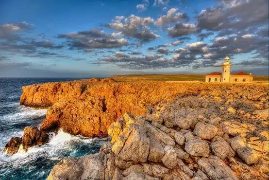 Foto del precioso faro de punta nati situado en la costa de Ciudadela.