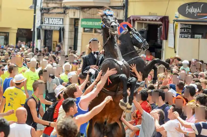 fiestas de Menorca en el jaleo donde aparece chica subida a un caballo realizando bailes y cabriolas rodeada de gente