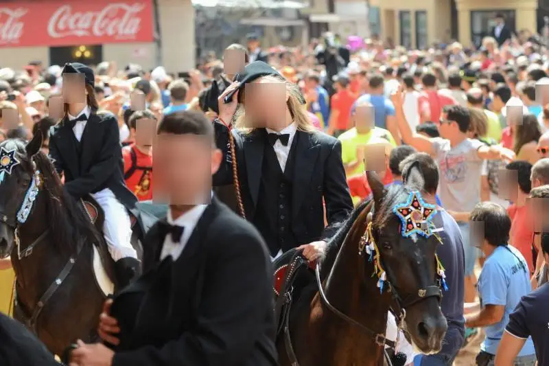 fiestas de Menorca en el jaleo donde aparece chica subida a un caballo realizando bailes y cabriolas rodeada de gente