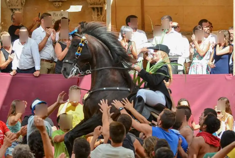 fiestas de Menorca en el jaleo donde aparece chica subida a un caballo realizando bailes y cabriolas rodeada de gente