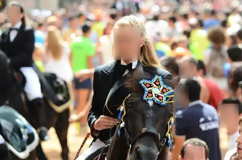 fiestas de Menorca en el jaleo donde aparece chica subida a un caballo realizando bailes y cabriolas rodeada de gente