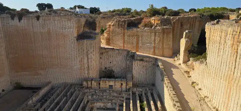 Muestra imagen desde arriba de las canteras modernas de Líthica Menorca