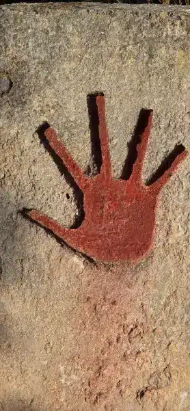 Mano pinyada de color rojo en canteras de menorca lithica