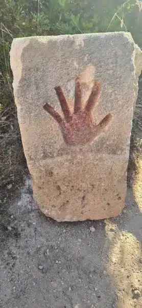 Mano pinyada de color rojo en canteras de menorca lithica