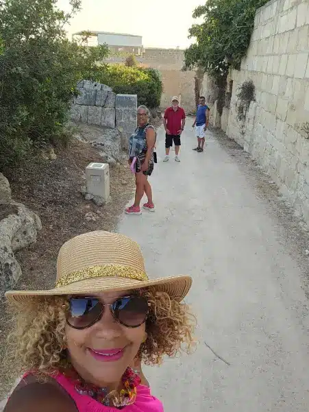 4 personas en las canteras de Lithica Menorca