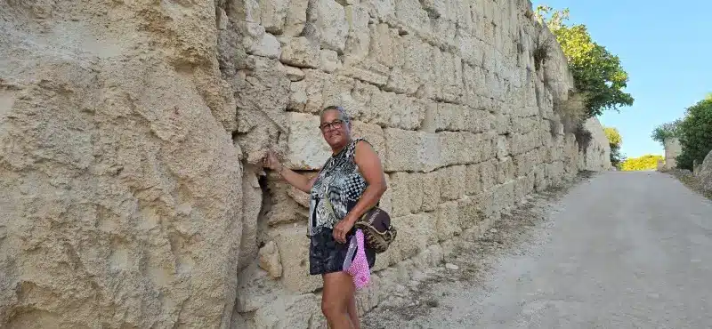 Una persona en pantalón corto en las canteras de Lithica Menorca