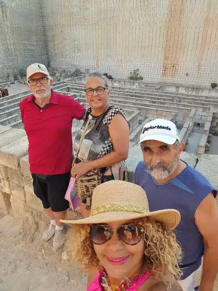 Grupo de personas en las canteras de Lithica Menorca