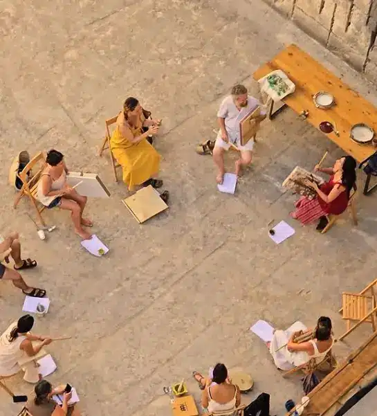 Un grupo de personas en Lithica Menorca realizando un taller de instrumentos antiguos