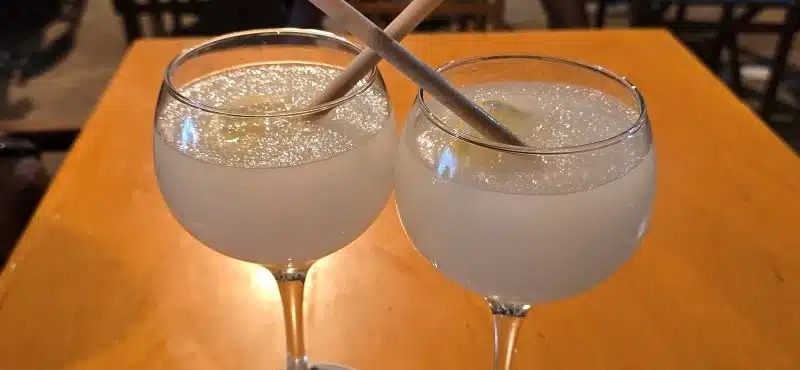 Muestra dos copas de Bebida típica de las fiestas de Menorca llamada pomada