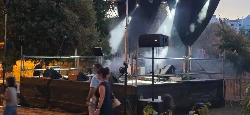 Escenario al aire libre de un concierto en las fiestas de Menorca