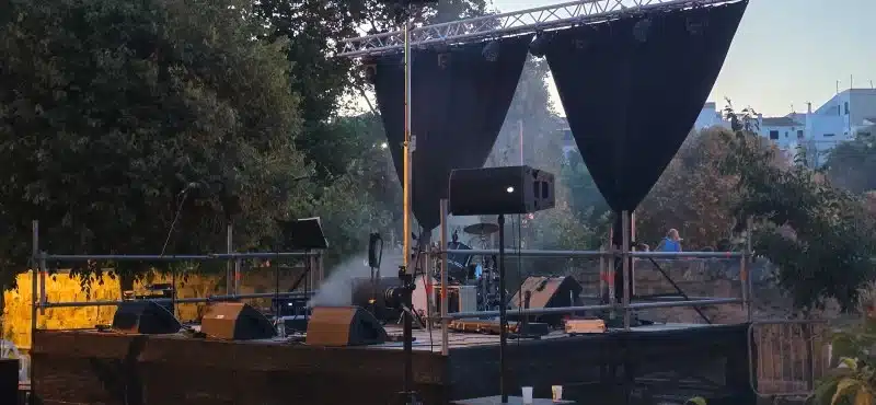 Escenario al aire libre de un concierto en las fiestas de Menorca