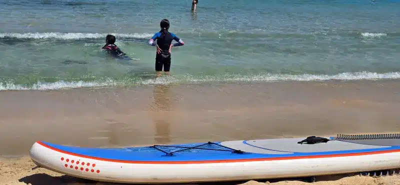 Niños bañándose en la cala ARENAL D'EN CASTELL