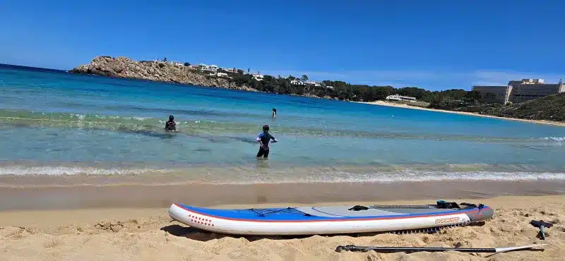 Niños bañándose en la cala ARENAL D'EN CASTELL