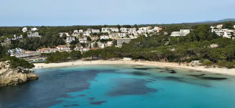 CALA GALDANA al fondo casas blancas