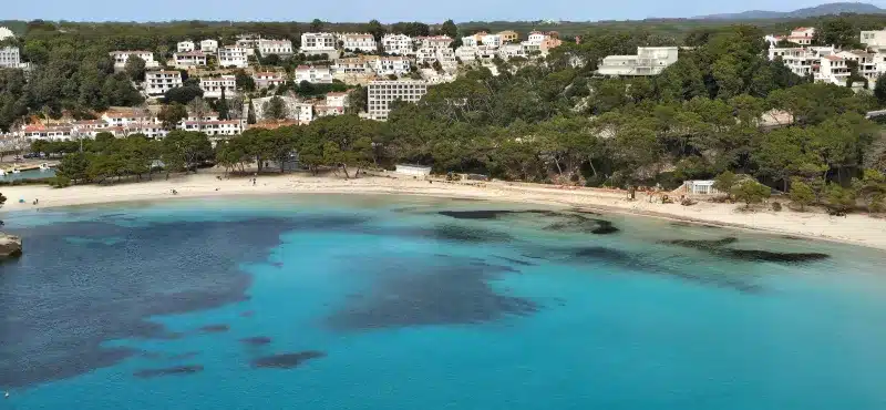 CALA GALDANA al fondo casas blancas