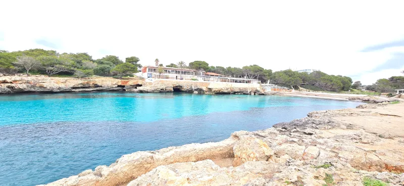 CALA_BLANCA al fondo edificio de una altura