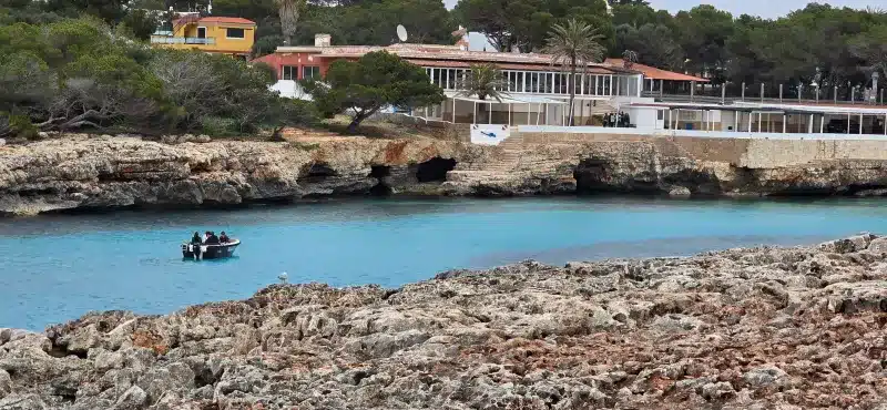CALA_BLANCA al fondo edificio de una altura