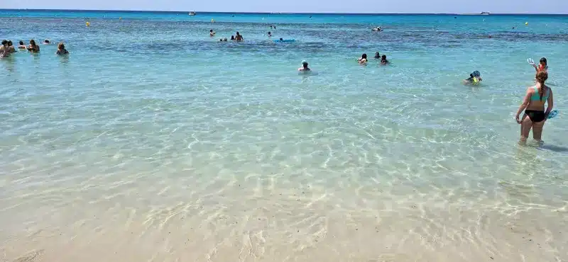 Cala de Son Bou con personas bañandose