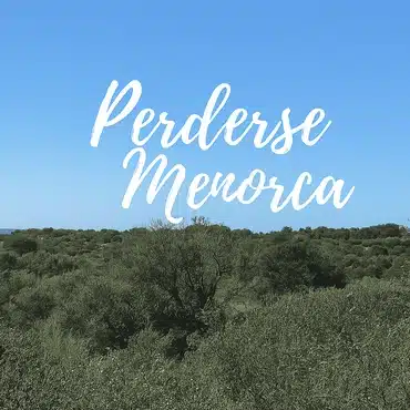 La imagen muestra arboles y el mar al fondo y un texto que dice como perderse en Menorca