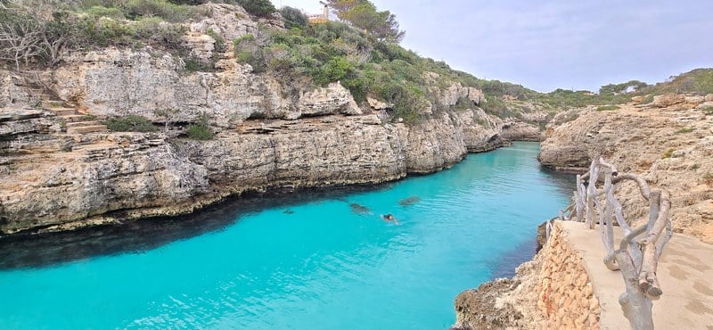 Cala en Brut en Menorca con agua turquesa en invierno