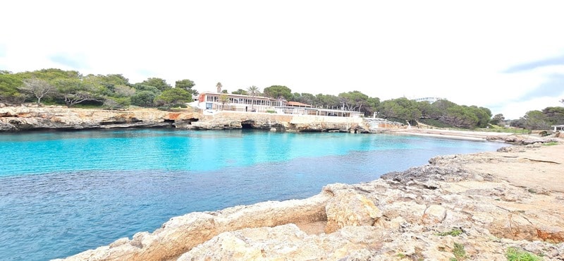 Panorámica de Cala Blanca con agua turquesa y zona de costa